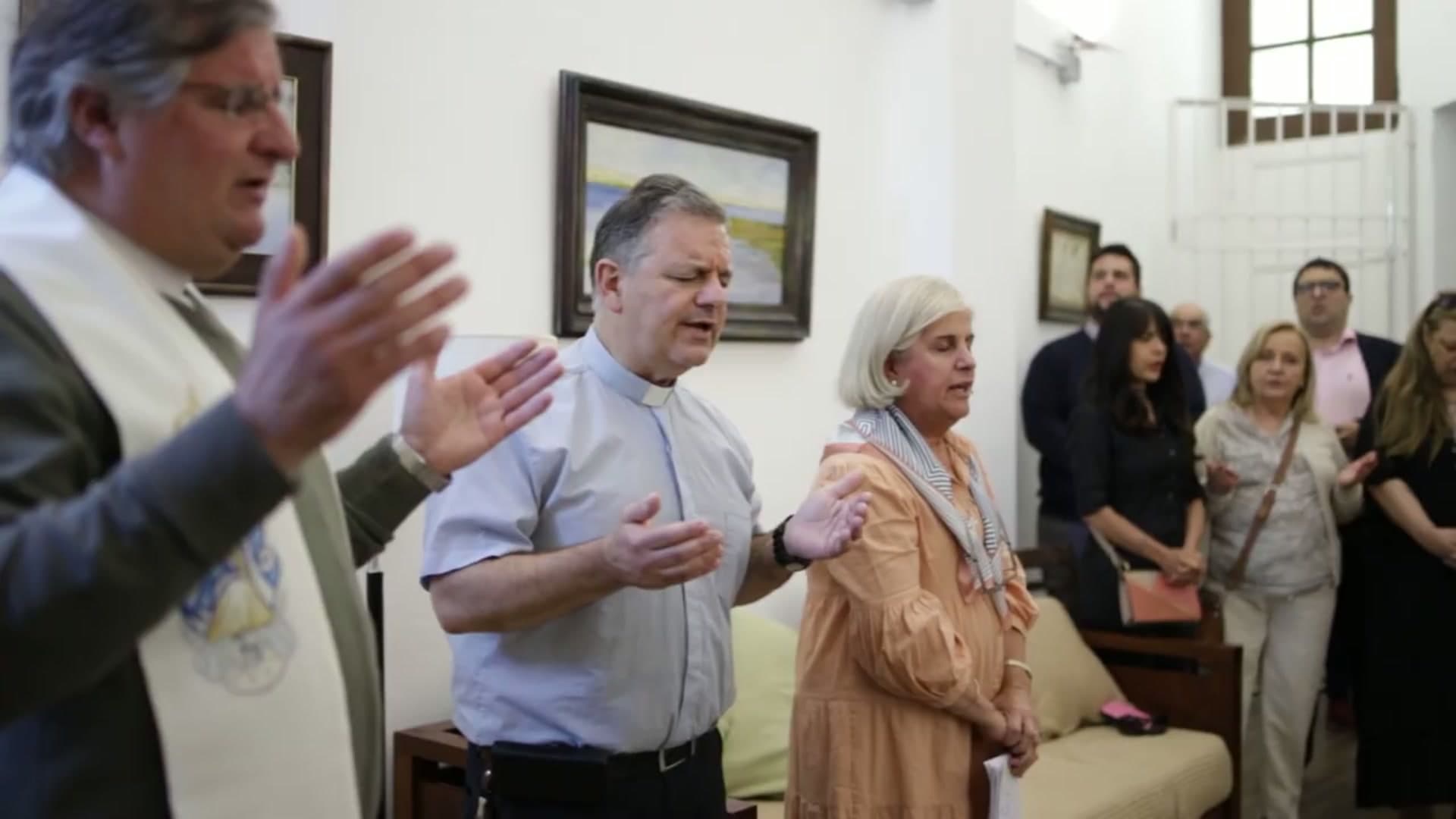 Bendición de la casa durante la inauguración