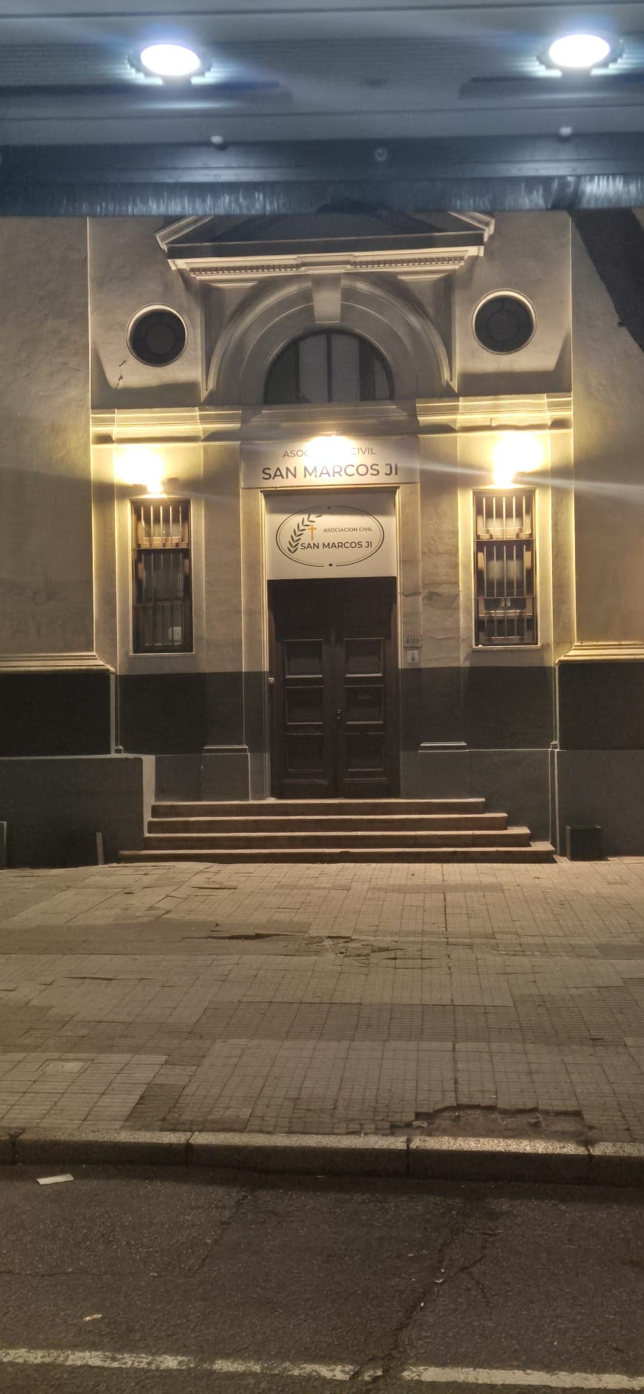 Fachada de la Casa El Campanario iluminada de noche