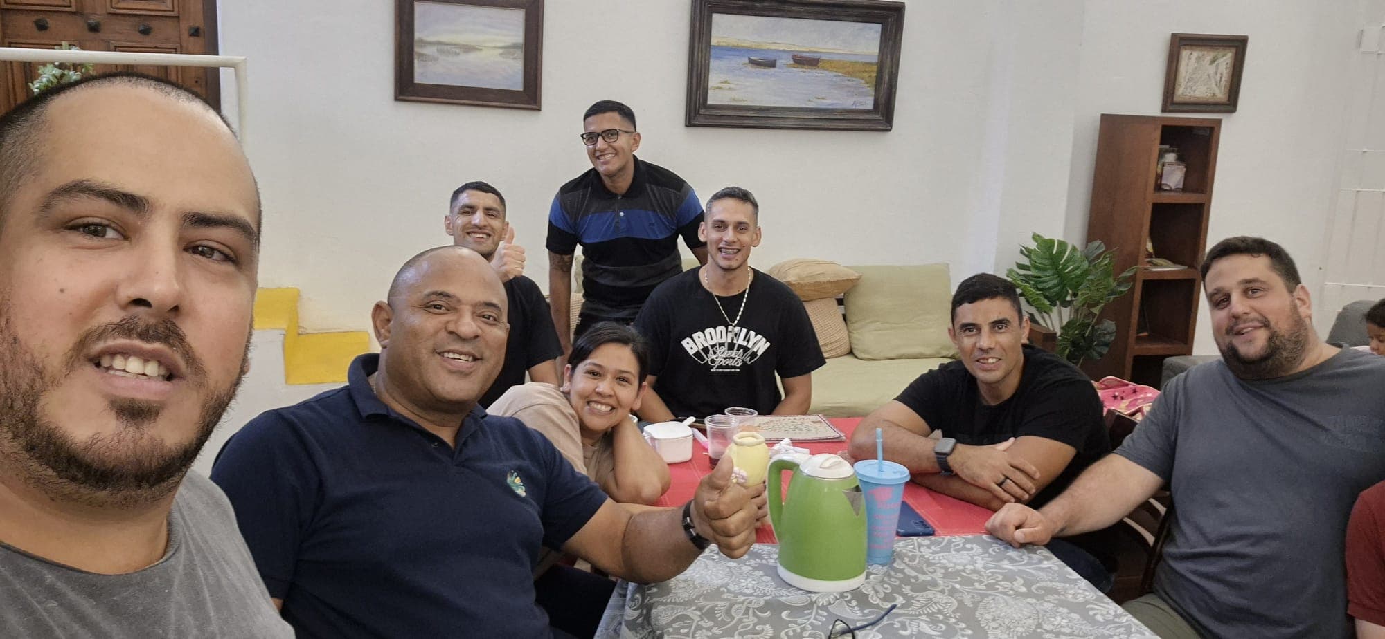 Momento comunitario en la Casa El Campanario