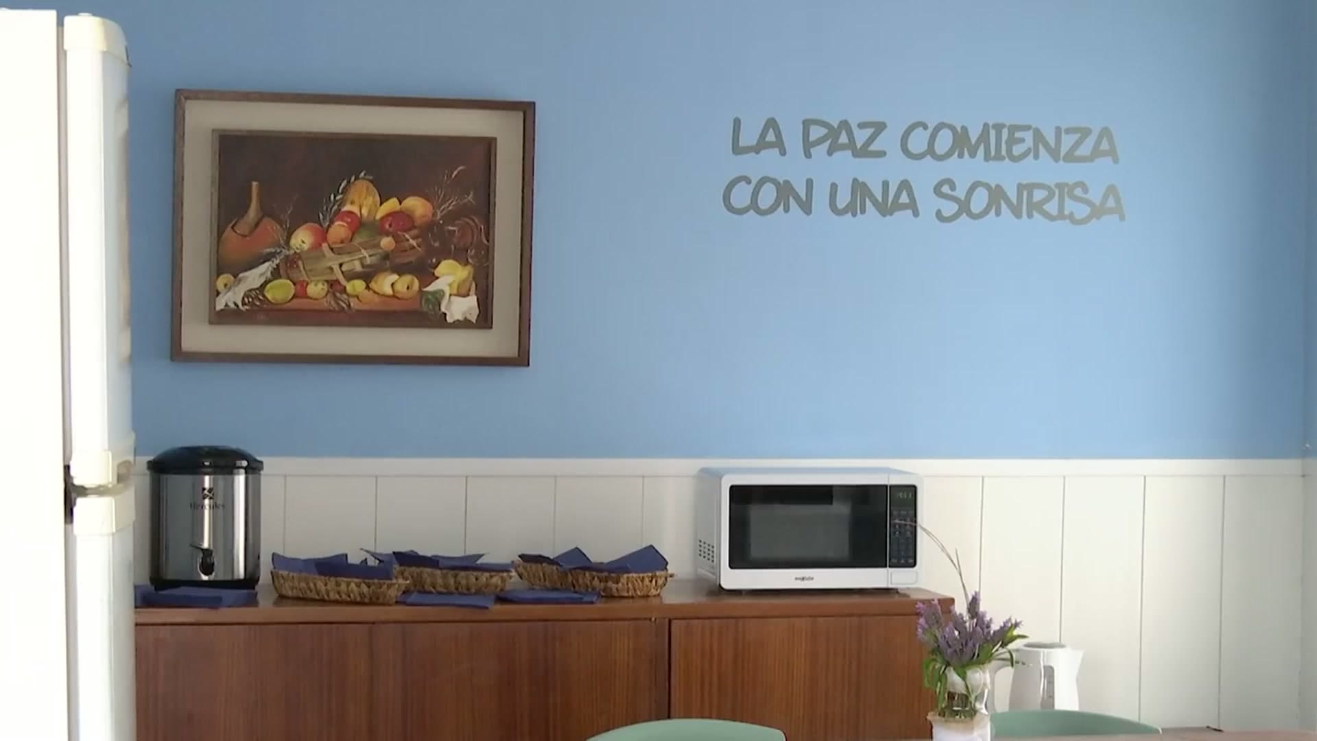 Comedor con la frase "La paz comienza con una sonrisa"