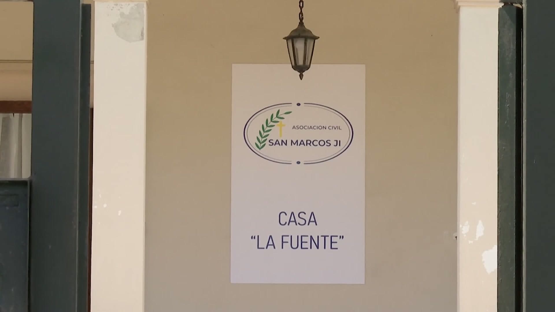 Cartel institucional "CASA LA FUENTE" en la entrada