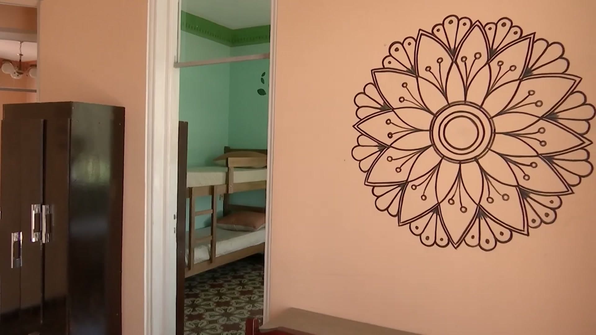 Mandala pintado a mano en una de las habitaciones