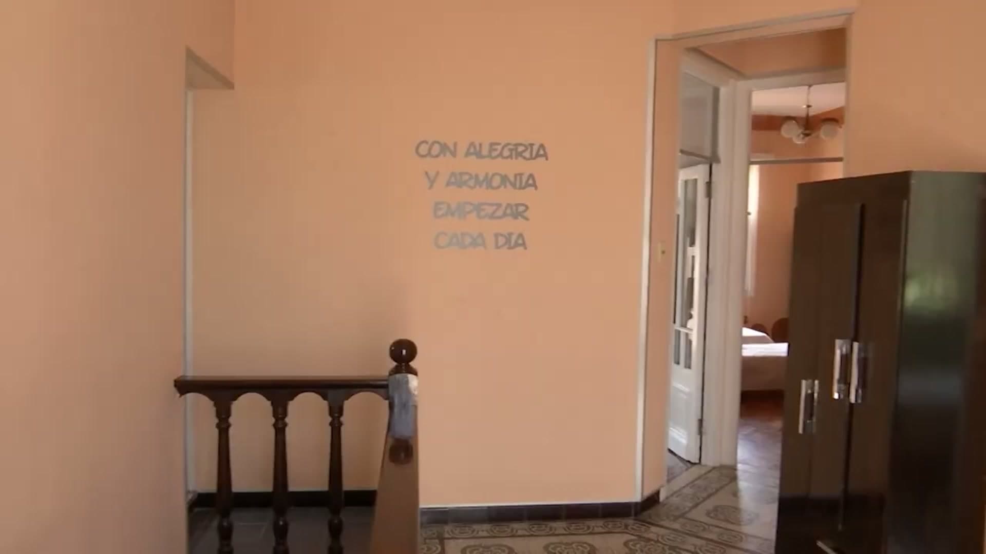 Pasillo con la frase "Con alegría y armonía empezar cada día"