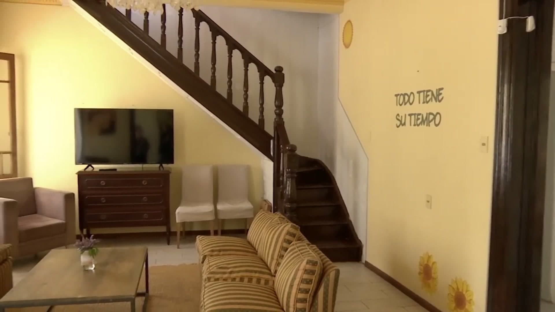 Sala de estar con la frase "Todo tiene su tiempo"